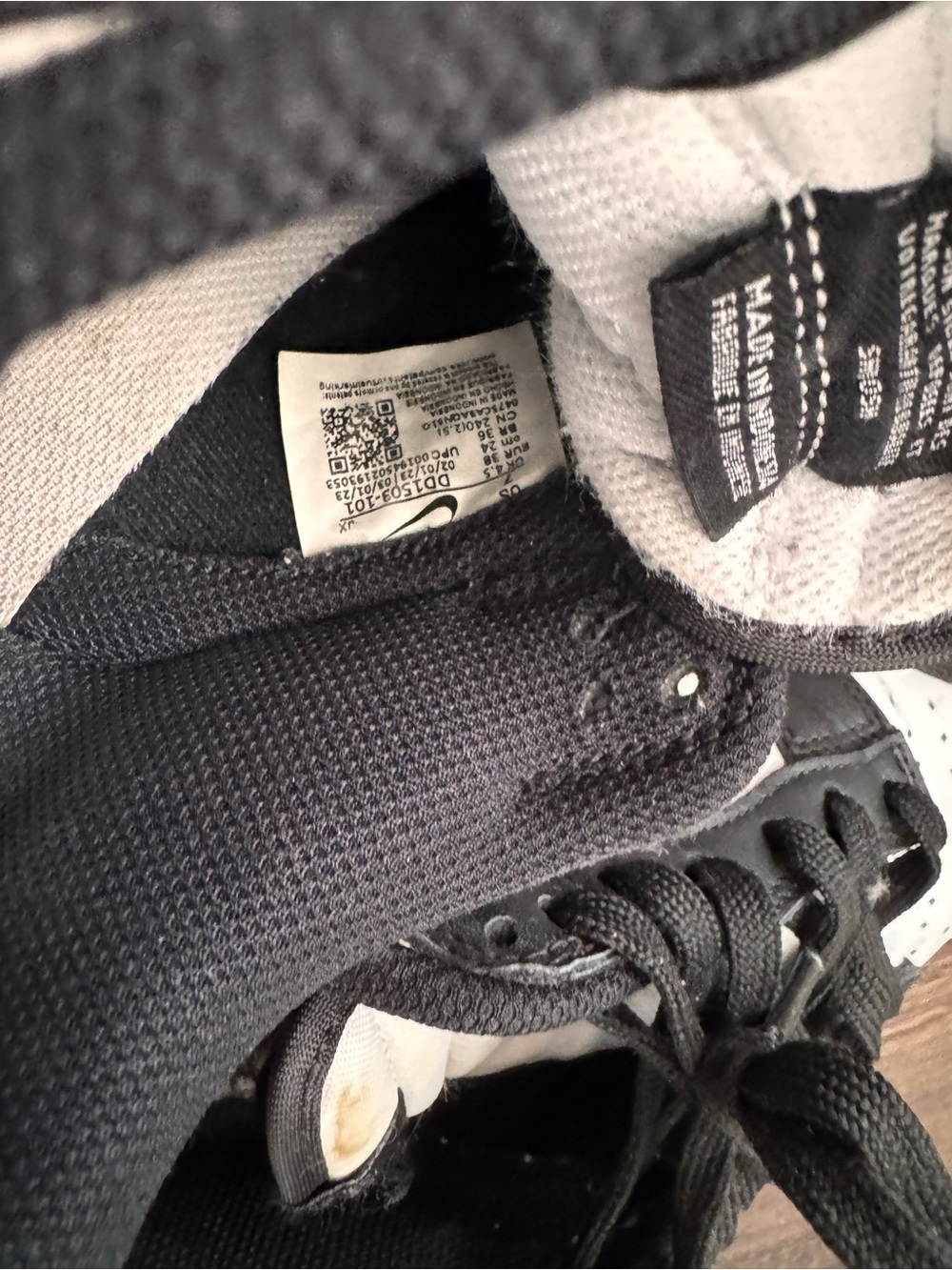 Nike Womens Black & White Low-Top Sneakers - Picture 4 of 5